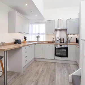 Livingstone Street With Free Parking Apartment